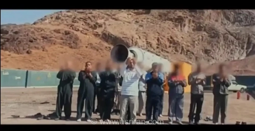 اقامه نماز جماعت شهید طهرانی‌مقدم در محل آزمایش موتور قائم