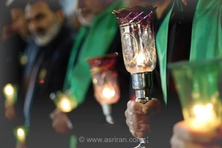 شمع گردانی خادمان حرم رضوی در مراسم خطبه خوانی شب عاشورا