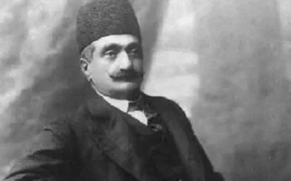 تصویری از ظل السلطان و پسرانش در کنار منشی‌های خود