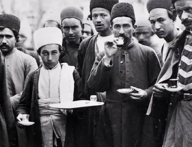 عکس نادری از خوردن هات چاکلت در تهران قاجاری