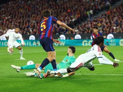 رئال مادرید با باخت 2-1 به بارسلونا، فاصله با رهبران لیگ را نصف کرد