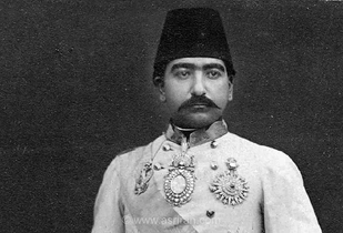 تصویری از پسر ناصرالدین شاه با لباس سنتی قاجاری
