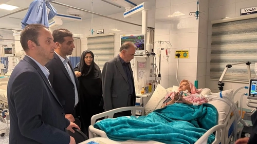 عیادت مدیران بیمه دی از مادر شهید در قم