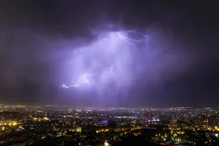 بارش باران، رعد و برق و باد شدید در تهران و چند استان
