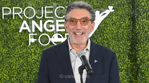 چاک لوری در مراسم گالا Project Angel Food مورد تقدیر قرار می‌گیرد