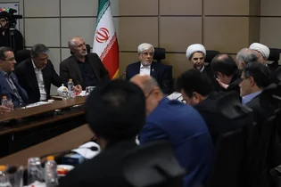عارف: اهداف جنگ اقتصادی دشمن هدف قرار دادن سرمایه اجتماعی و نظام است