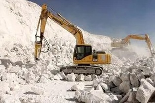 حادثه تلخ در معدن چاراویماق؛ واژگونی لودر منجر به مصدومیت سه کارگر شد