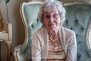 مادر 91 ساله مبتلا به زوال عقل؛ چگونه می‌توانم گواهی سهام 100 هزار دلاری او را باز کنم؟