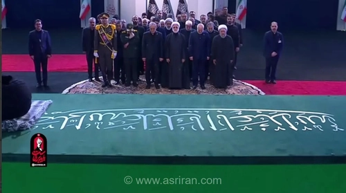 حضور سران سه قوه در مصلای تهران برای ادای احترام به پیکر رهبر شهید