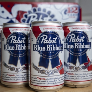 سرقت یک کامیون حامل 18 تن آبجوی Pabst Blue Ribbon در کالیفرنیا
