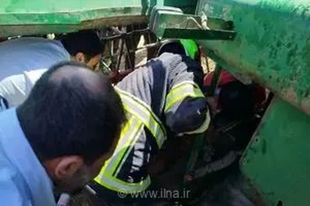 عملیات نفس‌گیر آتش‌نشانان اردبیلی برای نجات راننده گرفتار در زیر کمباین در روستای کولانکوه