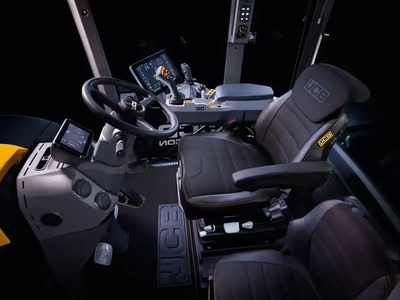 داخل کابین مدرن تراکتور JCB با سانروف
