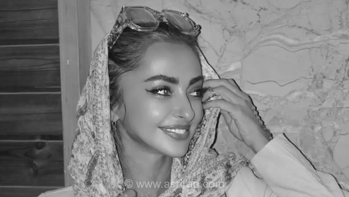 حضور نفیسه روشن با استایل آبی در اکران مردمی فیلم سینمایی ماه پنهان در پردیس مگامال