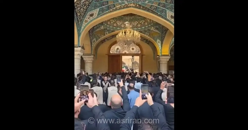 لحظه ورود پیکر مطهر رهبر شهید به حرم امیرالمومنین(ع) از نمای دیگر