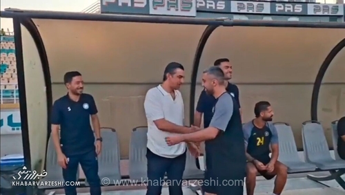 شوخی جنجالی مهدی رحمتی با کاوه رضایی در حاشیه دیدار دوستانه گل‌گهر و سپاهان: بسه دیگه، خجالت بکش!