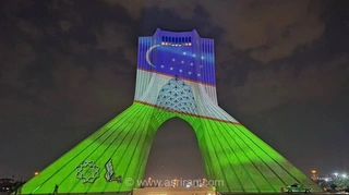 برج آزادی به مناسبت روز ملی ازبکستان با رنگ پرچم این کشور نورپردازی شد