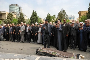 تصاویری از اقامه نماز سید محمد خاتمی بر پیکر ابوالقاسم قاسم زاده