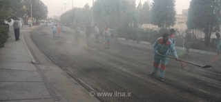 فشار کاری بر رفتگران نیشابور؛ شهرداری آن‌ها را در پروژه‌های آسفالت به کار می‌گیرد