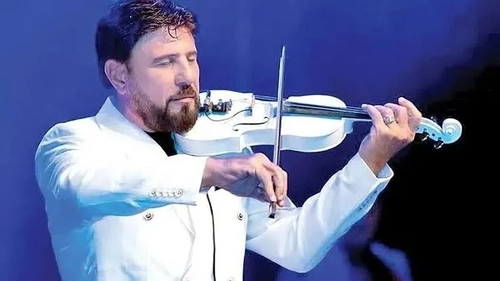 لحظه بازگشت بیژن مرتضوی و بوسه بر خاک ایران