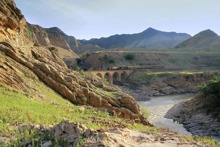 نگاهی به مسیر ریلی دورود به اندیمشک؛ یکی از زیباترین و تماشایی‌ترین مسیرهای راه‌آهن در دل کوه‌های زاگرس