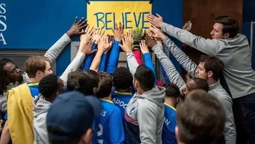 پوستر خیبر خرم‌آباد برای بازی با پرسپولیس با الهام از سریال تد لاسو