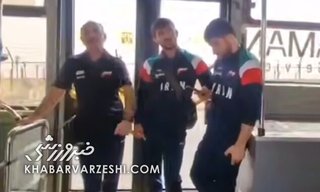 معطلی یک‌ساعته قهرمانان جهان در فرودگاه برای حضور آقای استاندار
