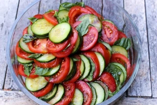آیا ترکیب خیار و گوجه‌فرنگی واقعاً مضر است؟