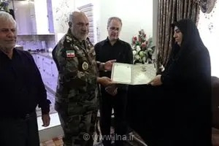 تأکید جانشین نیروی زمینی ارتش بر تداوم مقتدرانه راه شهدا در دیدار با خانواده شهید سالمی در کرمانشاه