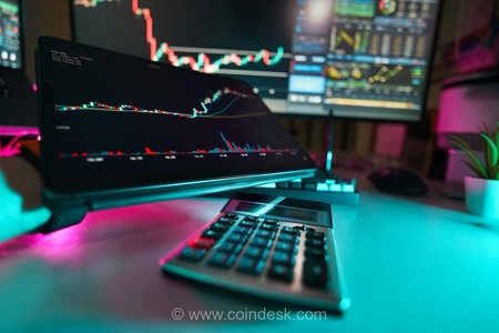 بیت‌کوین در برابر افزایش قیمت نفت به 90 دلار و افزایش بازدهی مقاومت می‌کند در حالی که قیمت طلا کاهش می‌یابد؛ تقویت دلار عامل نگرانی است
