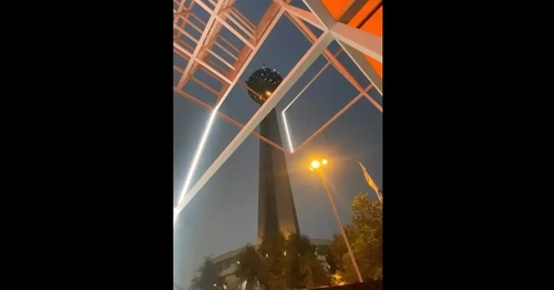 برخورد رعد و برق به برج میلاد تهران در شب پاییزی