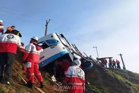 واژگونی مرگبار اتوبوس مهران به مشهد در محور شاهرود به میامی؛ خواب‌آلودگی راننده حادثه‌ساز شد