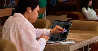 آیپل اولین لپ‌تاپ MacBook Pro با صفحه نمایش لمسی را معرفی کرد