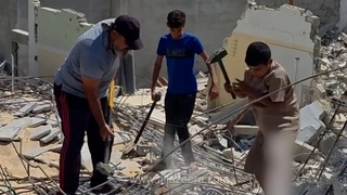 پدری فلسطینی به همراه پسرانش مجبور به آواربرداری دستی خانه‌ ویران‌شده خود در غزه شد