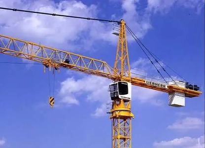 مرگ اپراتور جرثقیل در ارتفاع ۶۰ متری در نیشابور