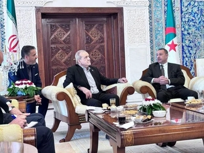 استقبال وزیر کشور الجزایر از رئیس جمهور پزشکیان در توقف کوتاه