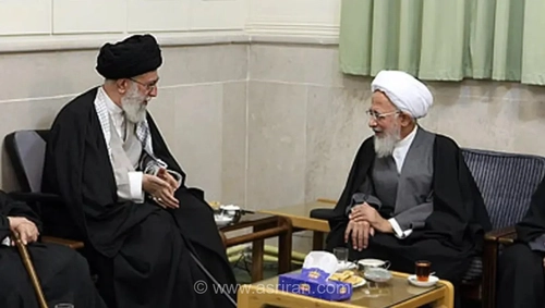 آیت‌الله جوادی آملی بر پیکر رهبر شهید نماز می‌خواند