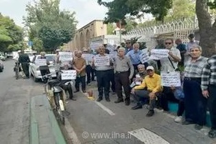 تجمع دوباره بازنشستگان ذوب آهن اصفهان مقابل استانداری در اعتراض به مشکلات بیمه‌ای و متناسب‌سازی حقوق
