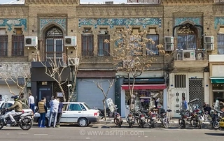 سفری به قلب تاریخ تهران؛ تصویری دیدنی و کمتر دیده شده از خیابان علاءالدوله در دوران قاجار