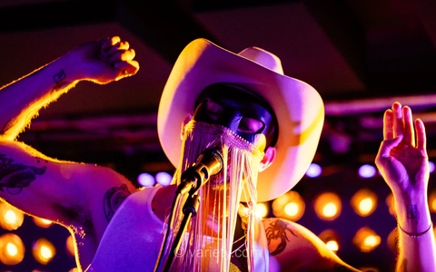 Orville Peck تقدیم اجرا به «همه کابوی‌های گی»؛ «ما وجود داریم، در میان شما قدم می‌زنیم»