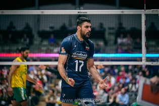 برخورد ناخواسته والیبالیست ایرانی با تماشاگر ژاپنی و واکنش جالب او
