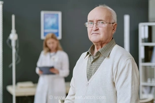 بیماران مبتلا به آلزایمر و بیماری‌های جدی، طرح‌های بیمه Medicare Advantage را ترک می‌کنند؛ این تصمیم می‌تواند پرهزینه باشد