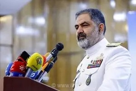 فرمانده نیروی دریایی ارتش با خانواده شهید ناوسروان عماد هرمزی دیدار کرد